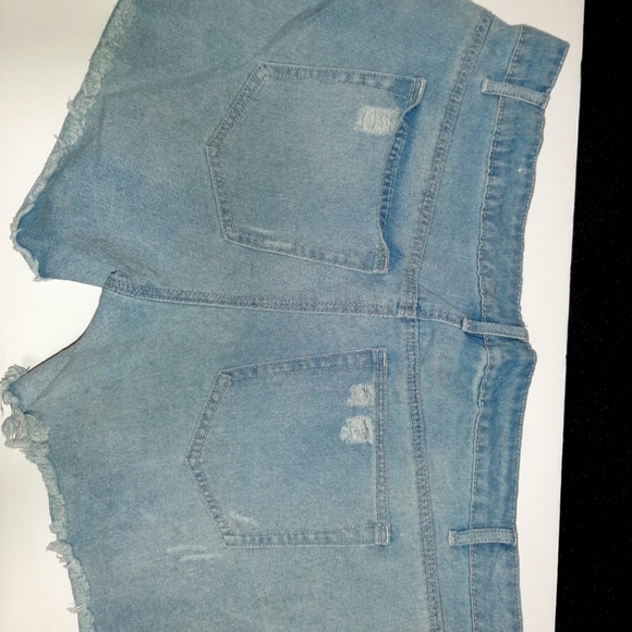 Denim Midrise light wash Short - Picture 2 of 3